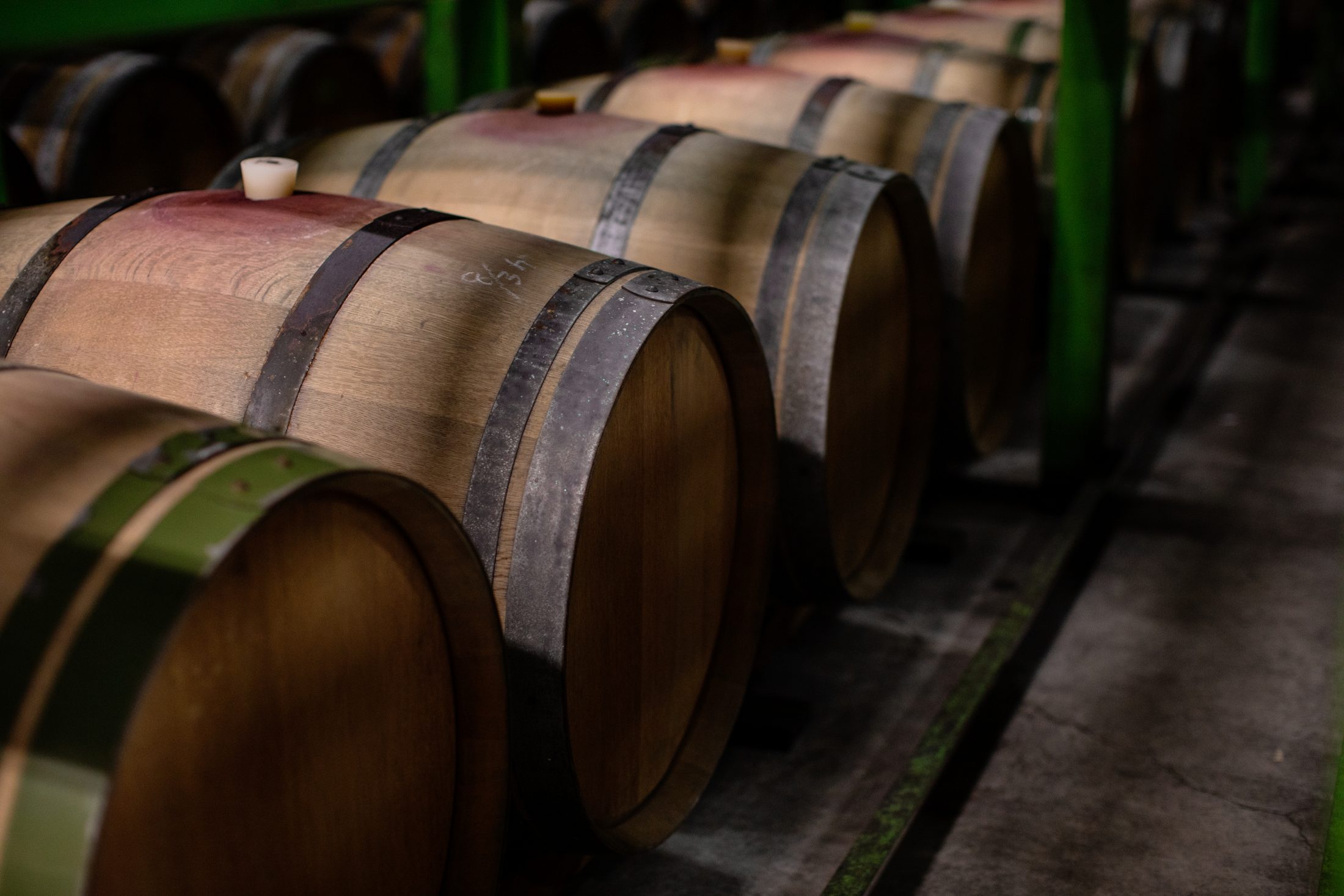 上山の風景が浮かぶワインを