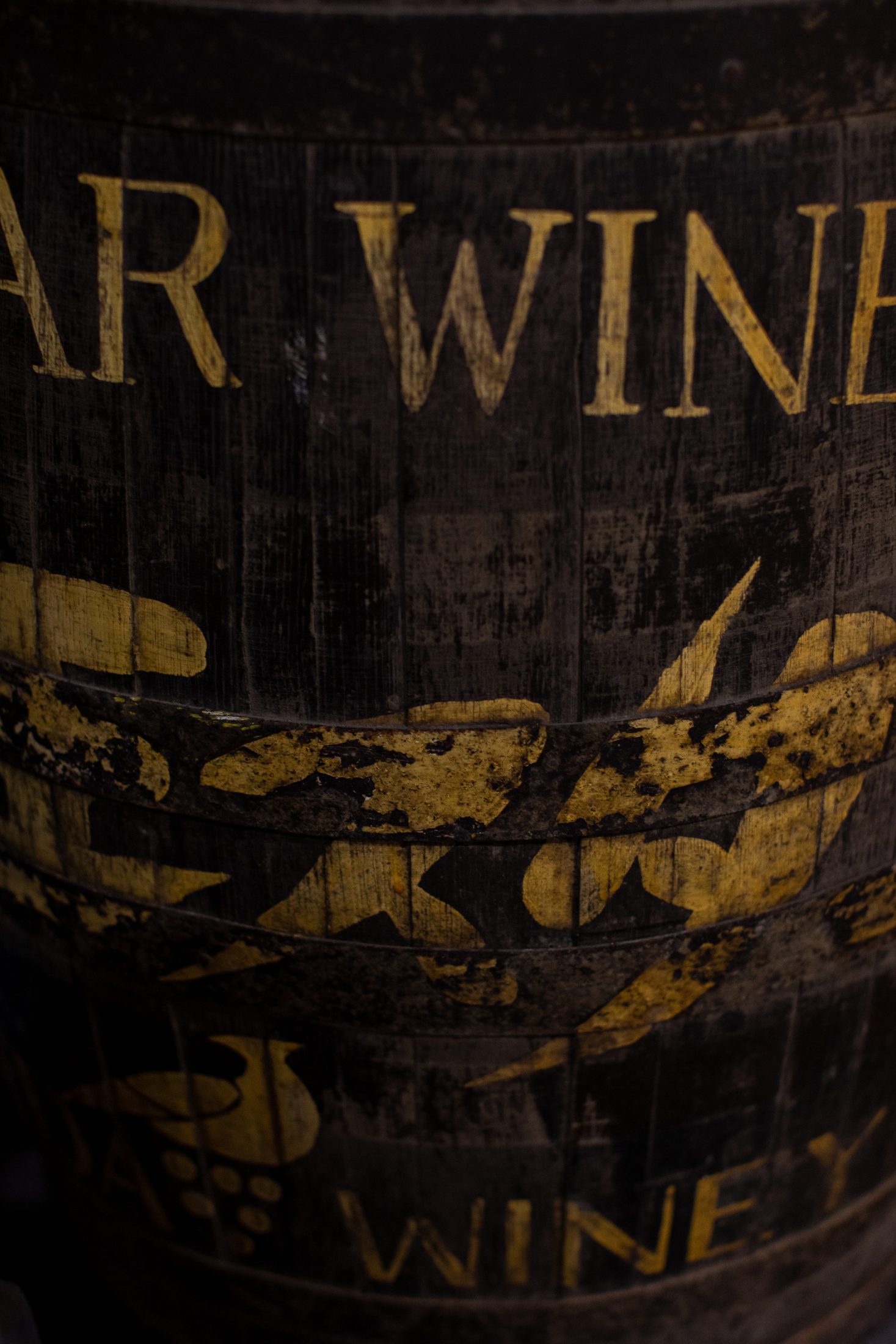 上山の風景が浮かぶワインを